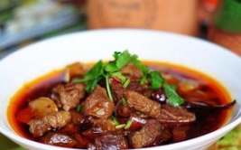 红烧牛肉怎么做才又烂又嫩,掌握火候与技巧，轻松炖出软嫩佳肴